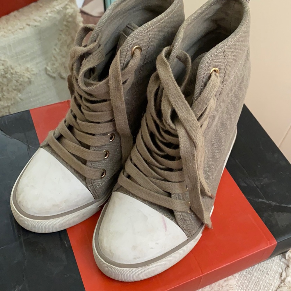 GbyGuess Wedges